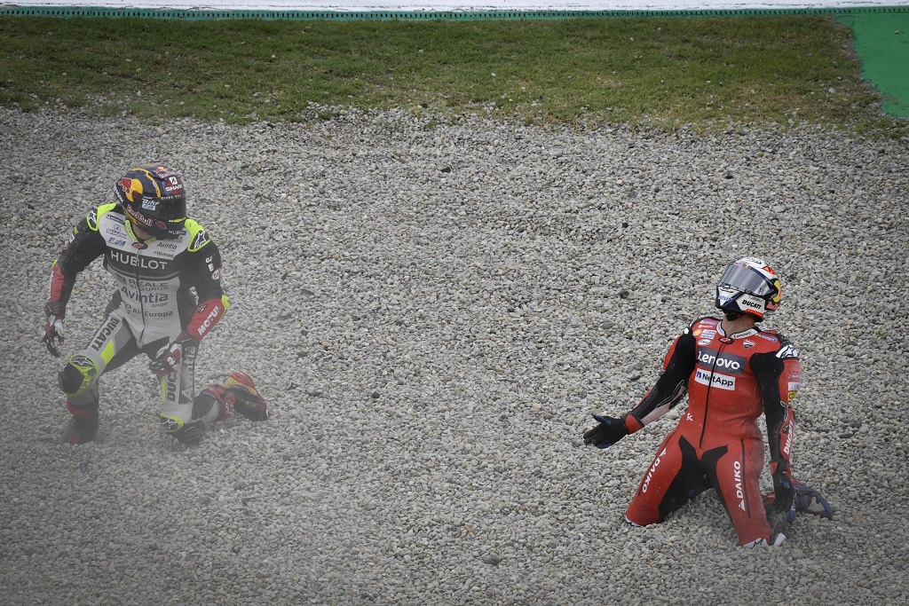 Andrea Dovizioso se lamenta tras la caída con Johan Zarco (Dcha), durante el Gran Premio de Cataluña. Fuente MotoGP