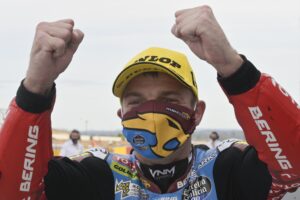 Sam Lowes celrebra su victoria en el parque cerrado del Gran Premio de Teruel. Fuente: motogp.com
