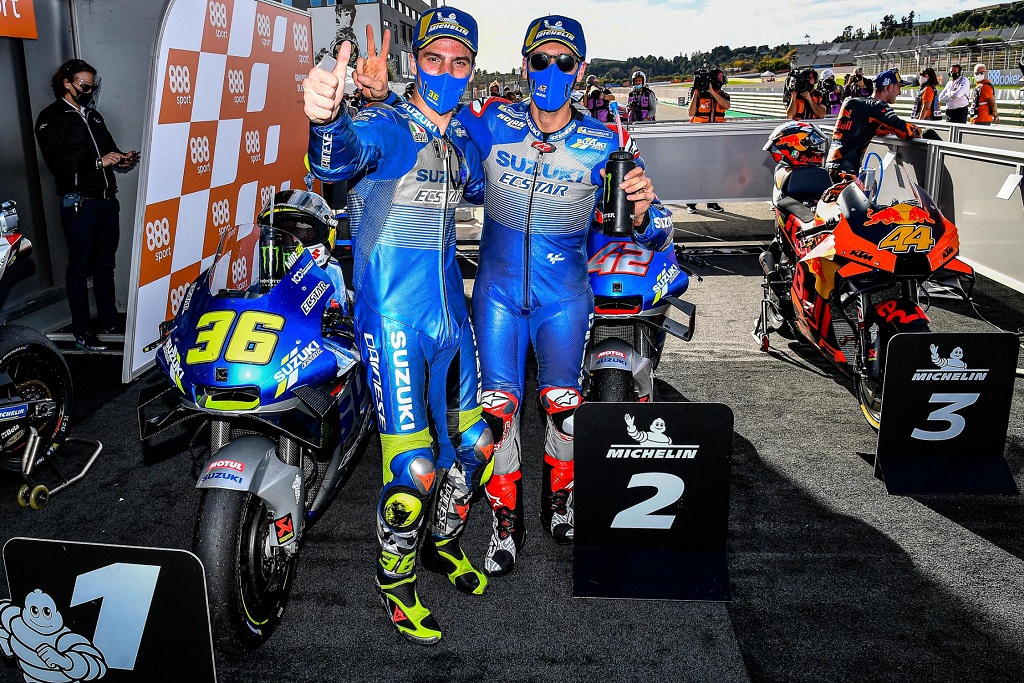 Joan Mir y Alex Rins posan juntos en el parque cerrado del Gran Premio de Europa. Funete: motogp.com