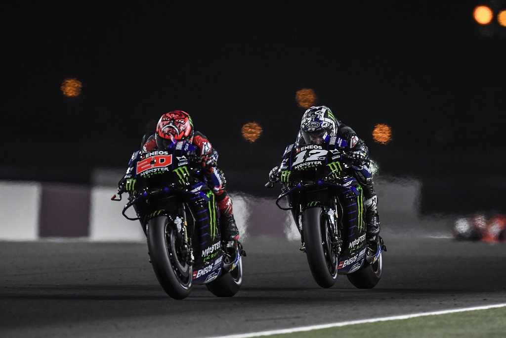 Fabio Quartararo es perseguido por Maverick Viñales durante el GP de Qatar. Fuente: Yamaha