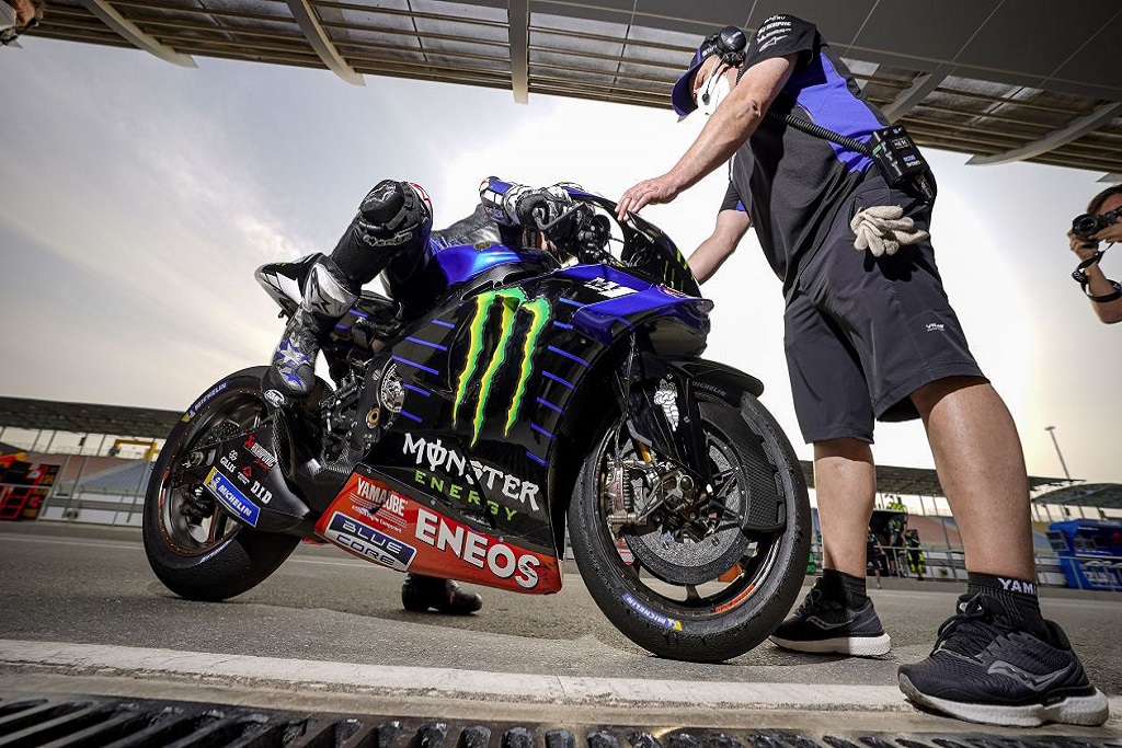 Maverick Viñales a la entrada del "box" de Catar. Fuente: Yamaha