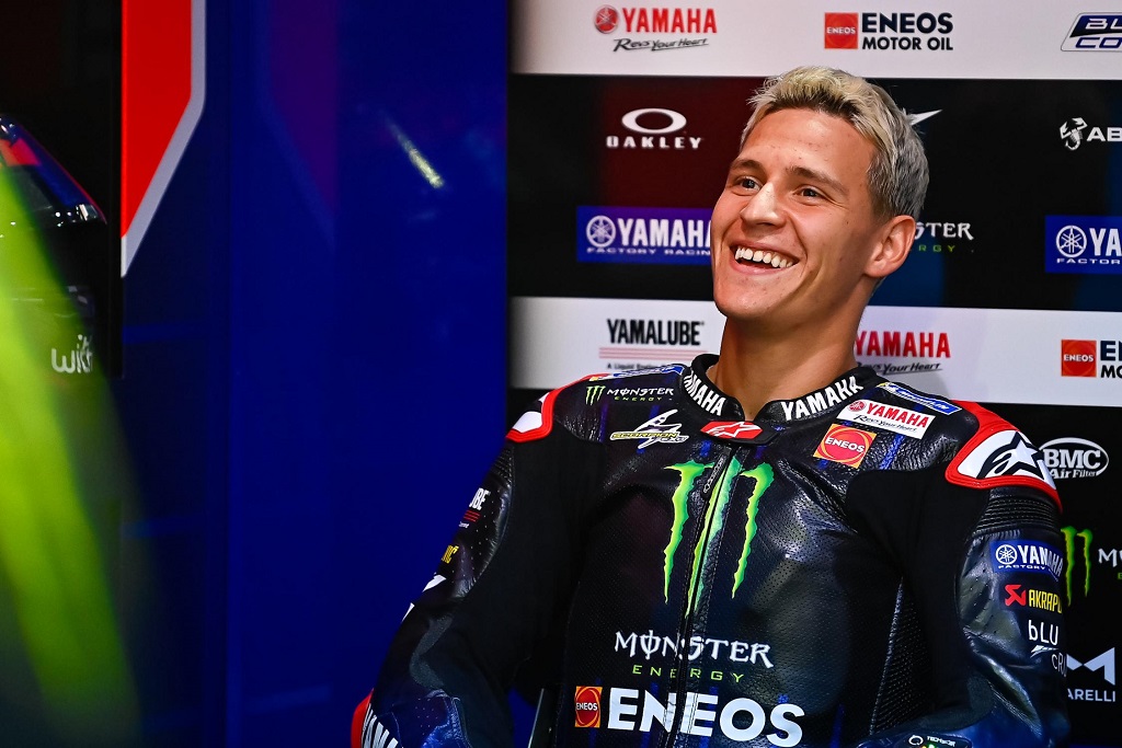 Fabio Quartararo sonriente en el box de Yamaha. Fuente: MotoGP
