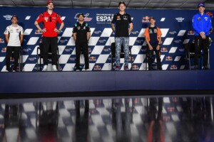 Foto general de los pilotos presentes en la rueda de prensa. De izqda. a dcha.: Marc Márquez, Pecco Bagnaia, Franco Morbidelli, Fabio Quartararo, Pedro Acosta y Joan Mir.