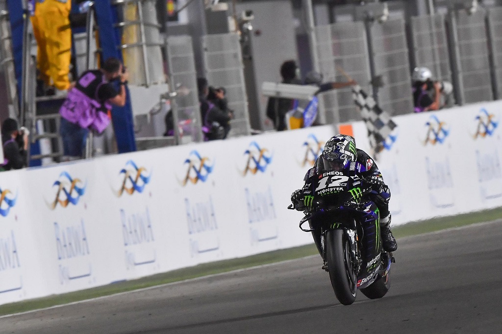 Maverick Viñales cruzando la bandera a cuadros en el GP de Qatar. Fuente: MotoGP