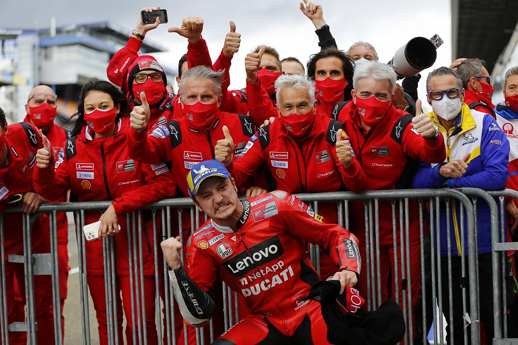 Jack Miller celebra con su equipo los resultados del GP de Francia en el parque cerrado. Fuente: MotoGP