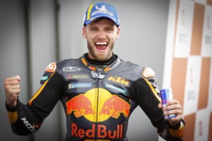 Brad Binder celebra la victoria en el parque cerrado. Fuente: MotoGP