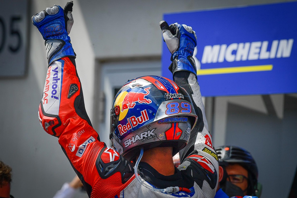 Jorge Martín celebra su victoria al llegar a parque cerrado. Fuente: MotoGP