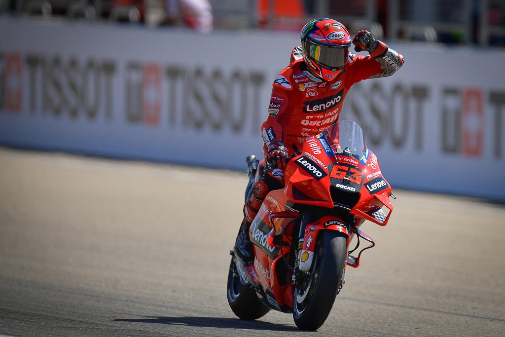 Francesco Bagnaia celebra su primera victoria en la categoría reina en el GP de Aragón. Fuente: MotoGP