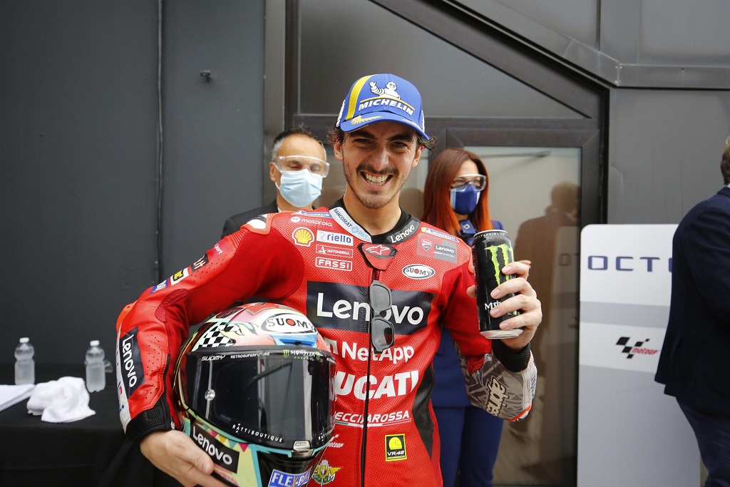 Francesco Bagnaia celebra su triunfo a la entrada del podio del GP de San Marino. Foto: MotoGP