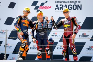 Podio de Moto2 en el GP de Aragón. De Dcha. a Izq.: Remy Gardner, Raúl Fernández y Augusto Fernández. Fuente: MotoGP