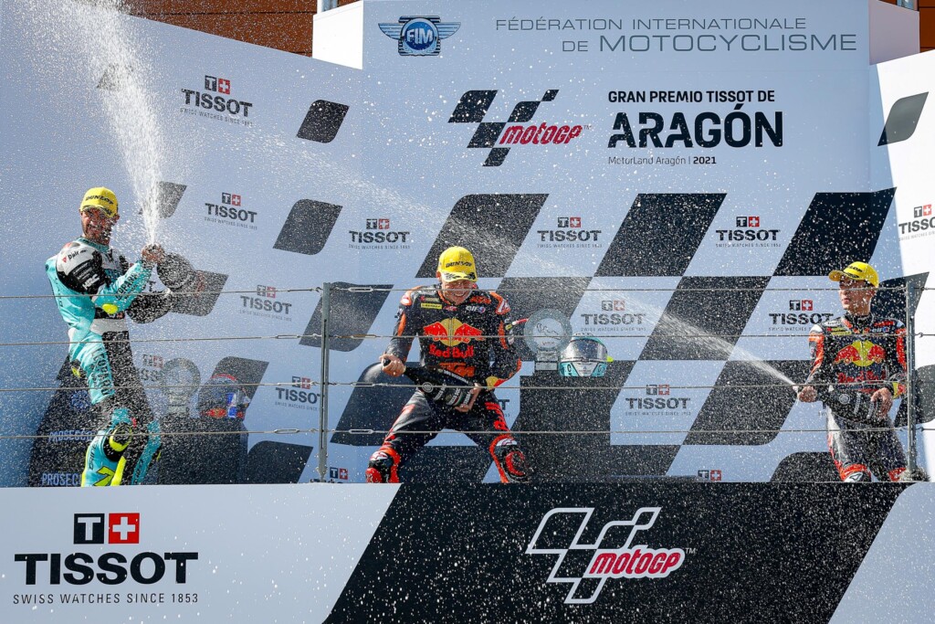 Podio de Moto3 en el GP de Aragón. De Dcha. a Izq.: Dennis Foggia, Deniz Oncü y Ayumu Sazaki. Fuente: MotoGP