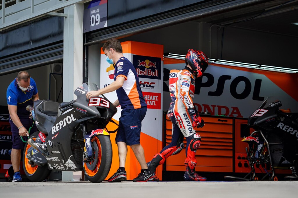 Marc Márquez entrando en el box de Honda en el circuito de Indonesia. Fuente: MotoGP